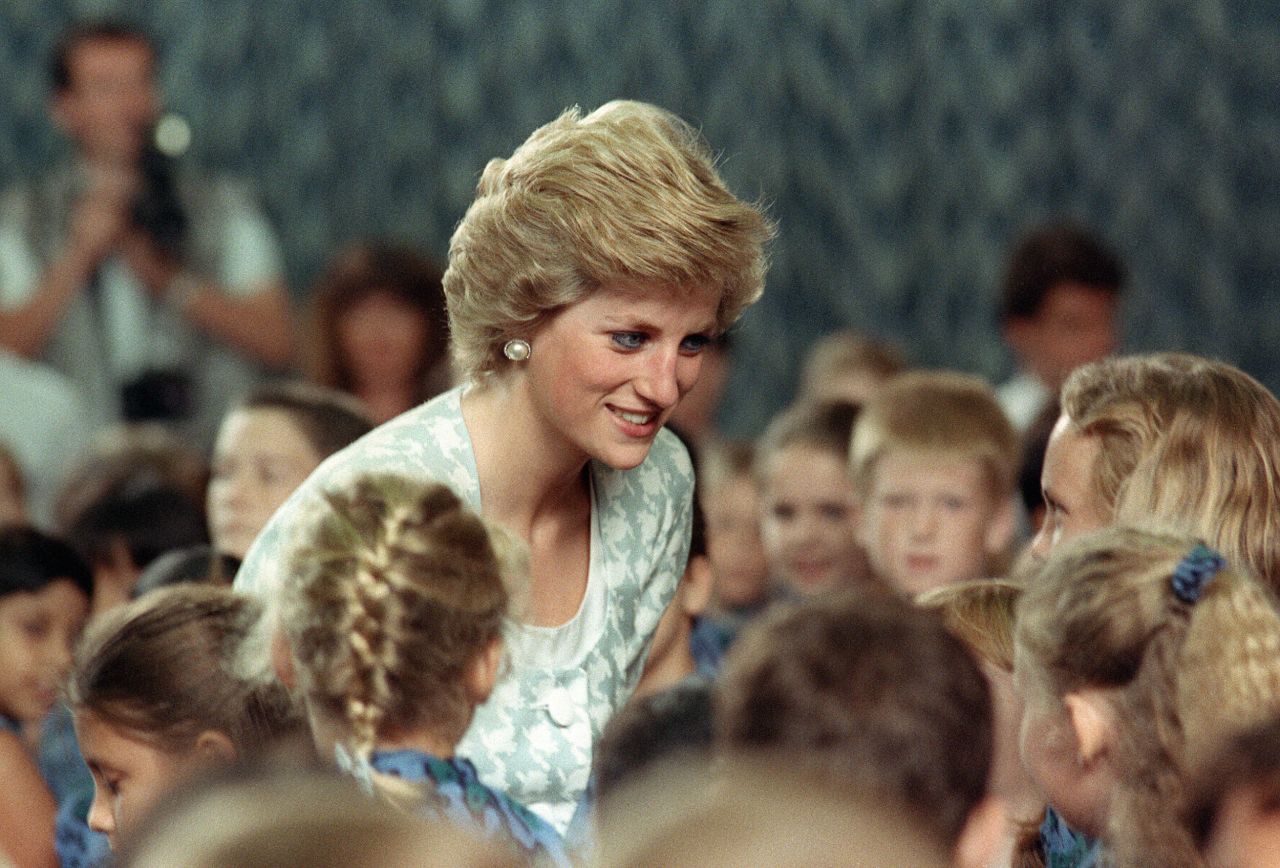 Diana, Princesa de Gales, escucha a los niños durante una visita a la escuela internacional británica en Yakarta, Indonesia, el 6 de noviembre de 1989.