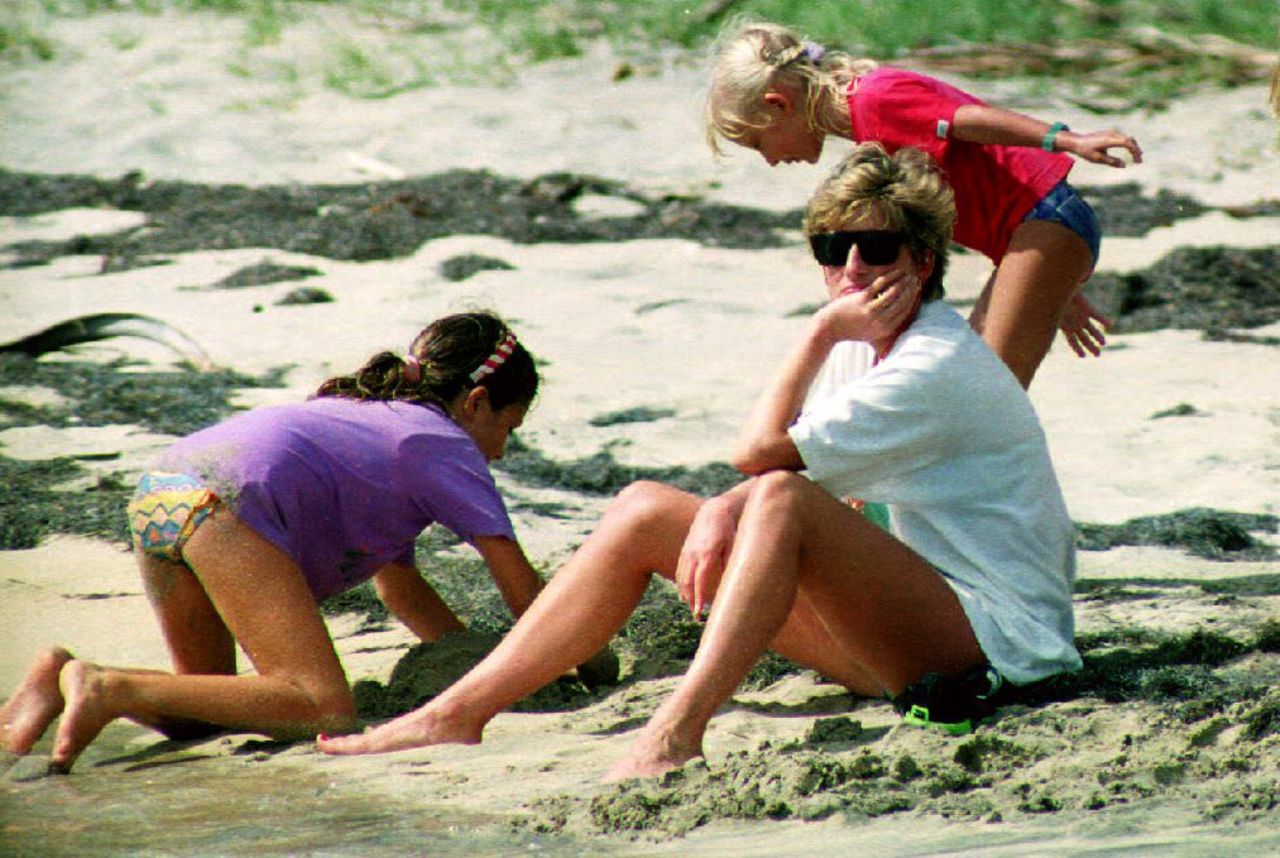 Diana es vista en las playas de Banana Beach durante un viaje a las Indias Occidentales en enero 4 de 1993.