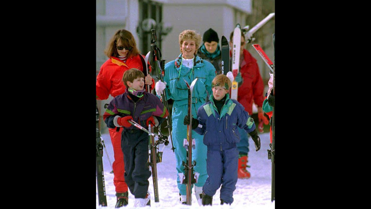 Diana y Harry son acompañados por una amiga de la familia, Catherine Soames y su hijo también llamado Harry durante un viaje de  esquí antes de la Pascua en Lech, Austria, el 24 de marzo de 1994.