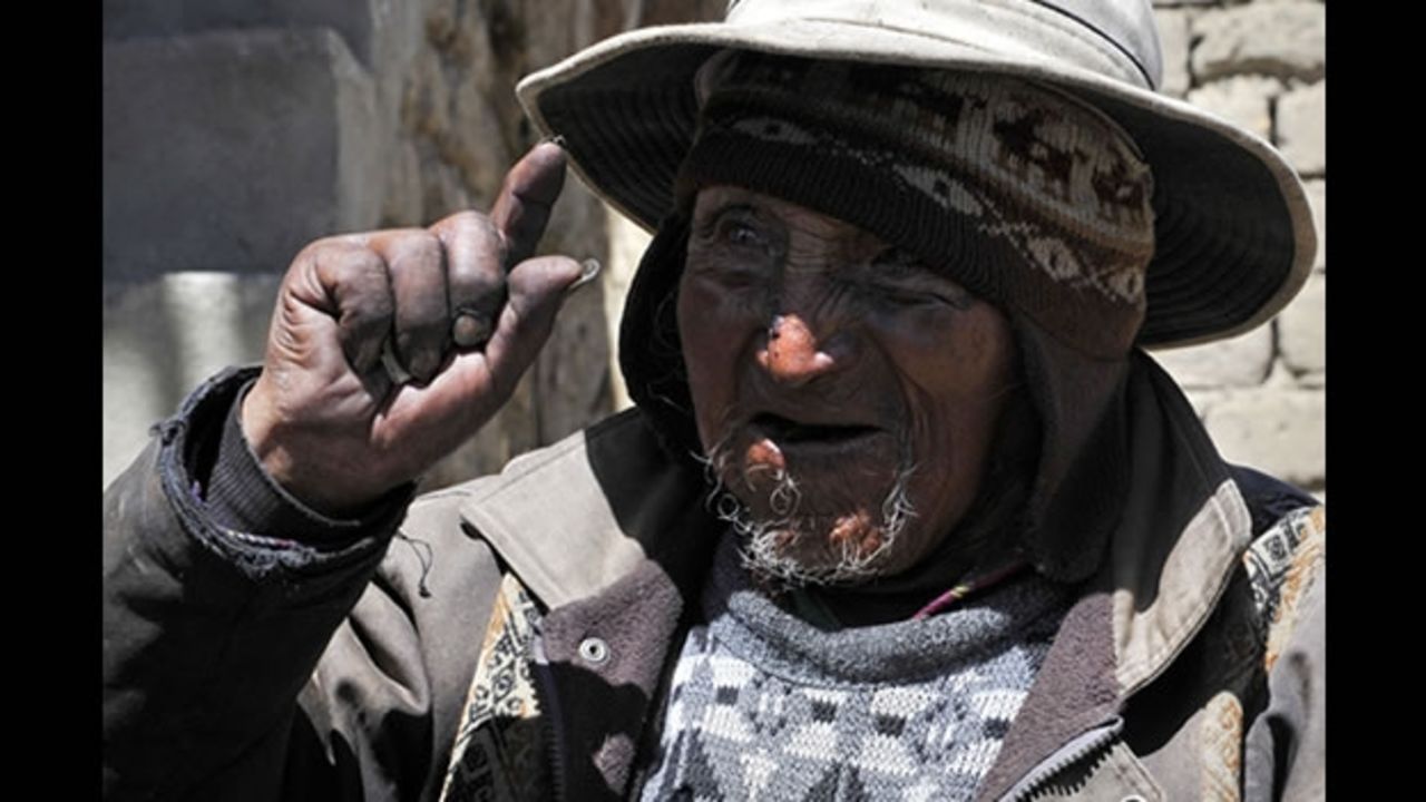 A sus 123 años, Carmelo Flores Laura, el hombre más viejo del mundo, vive en el poblado de Frasquía, a 130 kilóemtros al oeste de La Paz y cerca del Lago Titicaca.