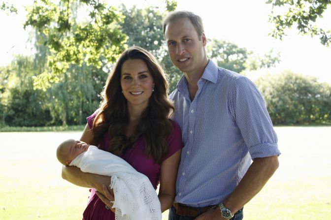 La pareja posa con el príncipe Jorge en agosto de 2013 en la casa de la familia Middleton en Bucklebury, Inglaterra.