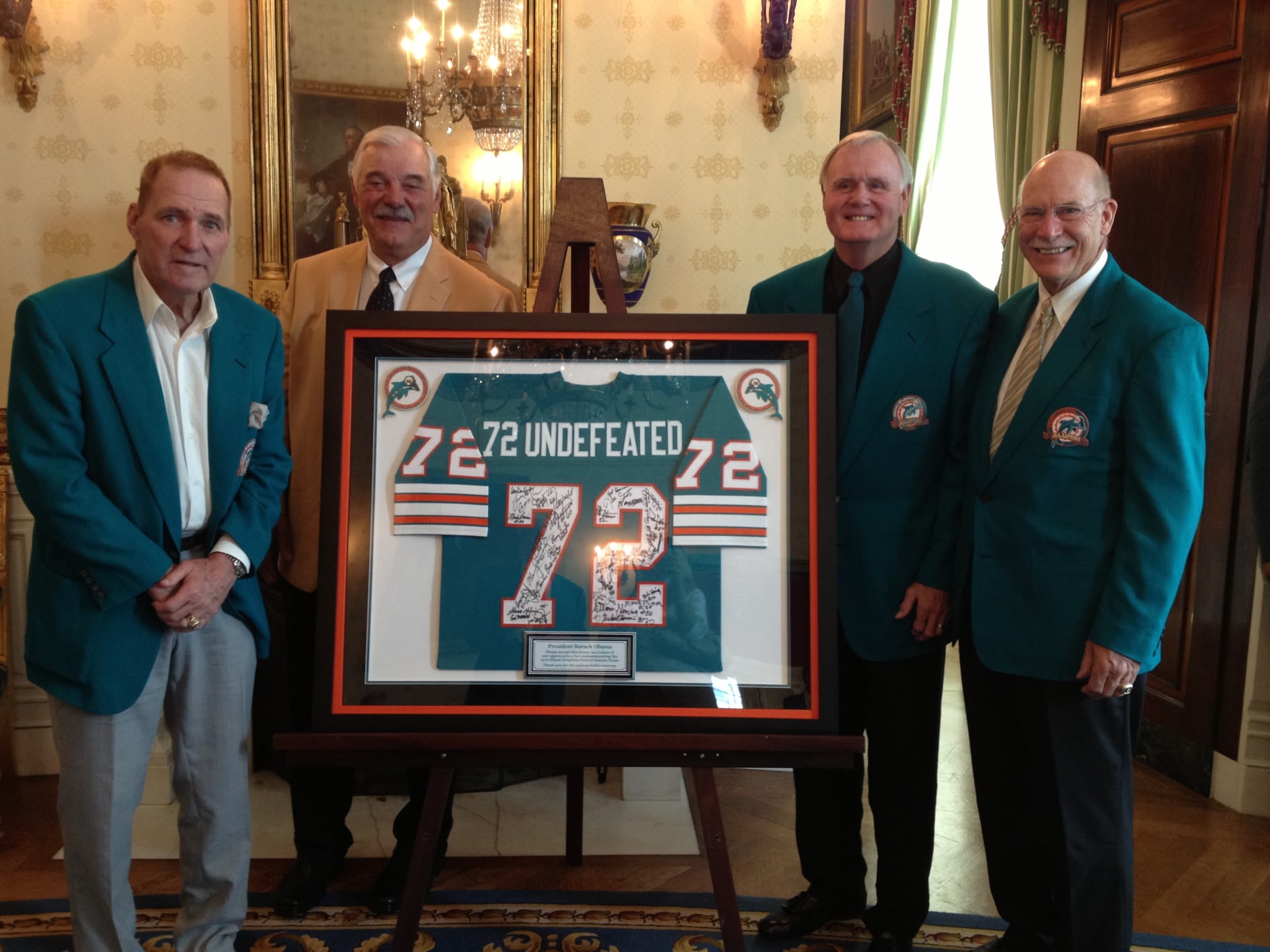 Obama welcomes undefeated '72 Dolphins to the White House 