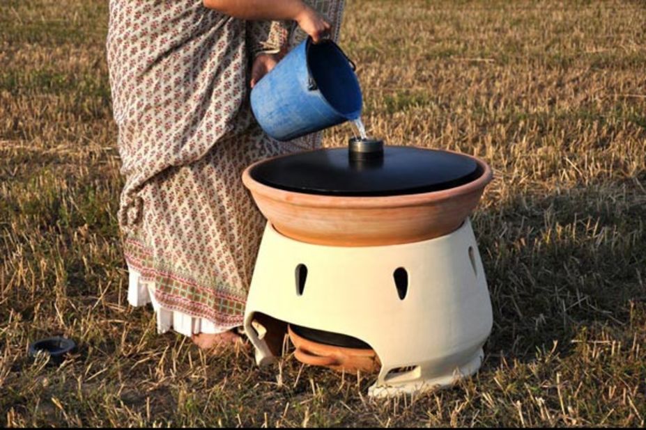 Clean water can be hard to find in the days after a disaster. The Eliodomestico gathers the energy of the sun to distill drinking water from the sea