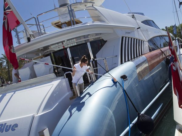 Many private yacht owners offer free food and board for volunteer crew members. "It's not necessary to have sailing qualifications, it's more important to have the right attitude," said Kylie Gretener of findacrew.net.