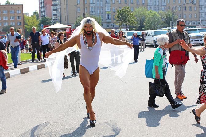 Una reacción internacional en contra de la ley rusa sobre propaganda anti gay está cobrando fuerza, desde llamados para hacer un boicot de los Juegos Olímpicos de Invierno de 2014 en Rusia hasta bares de homosexuales en Los Ángeles que planean protestas de "derramar vodka". 