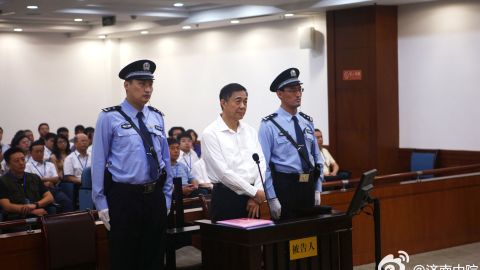 The stature of the policemen who entered court with Bo Xilai became the subject of fevered online speculation.
