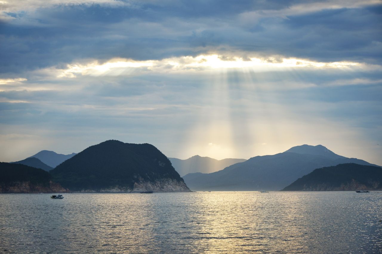 There are 99 islands in Hallyeohaesang National Marine Park. More than 3,300 islands are officially listed off the South Korean coast.
