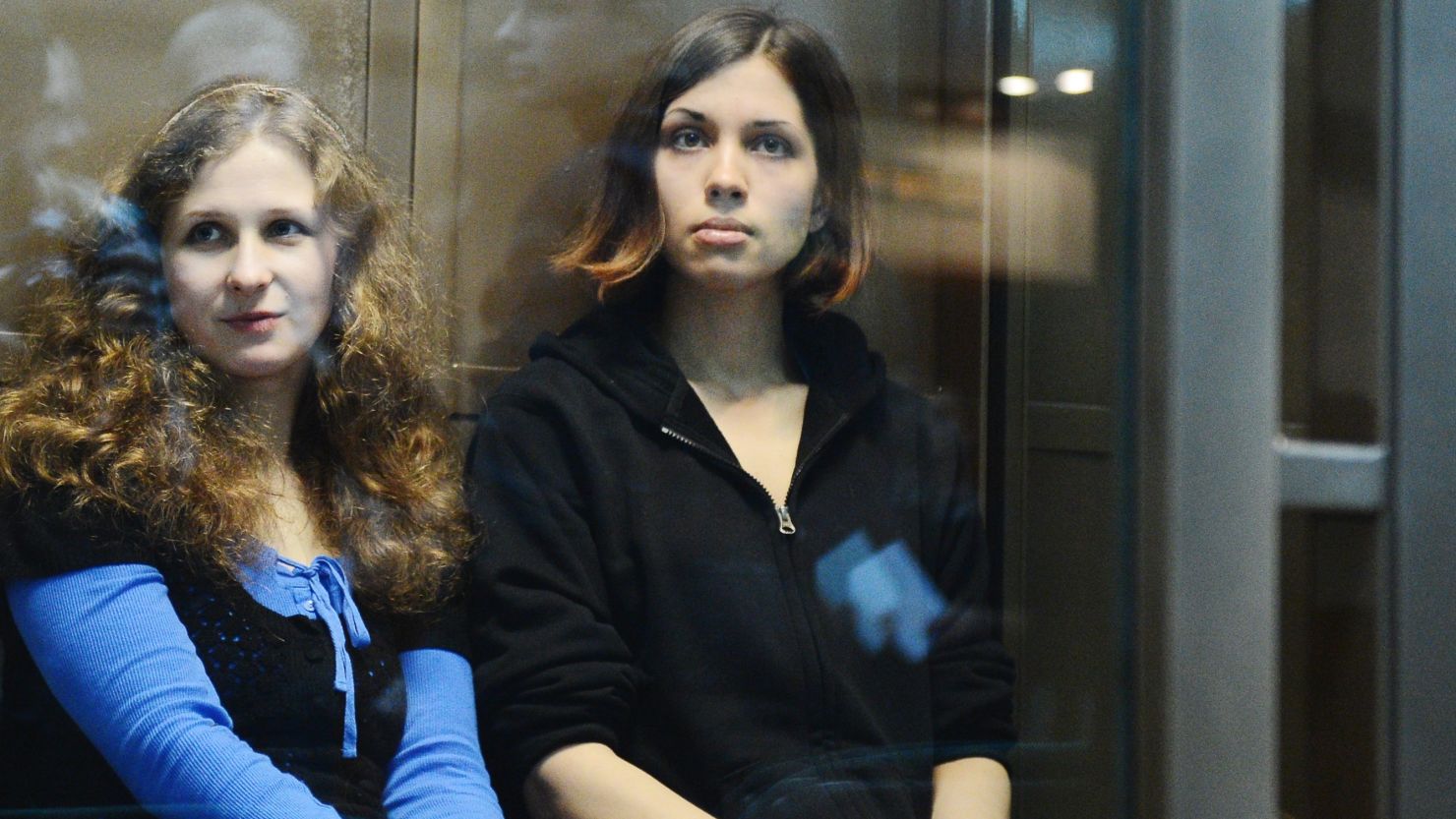 [File photo] Maria Alyokhina (left) and Nadezhda Tolokonnikova sit in court in Moscow on October 10, 2012.
