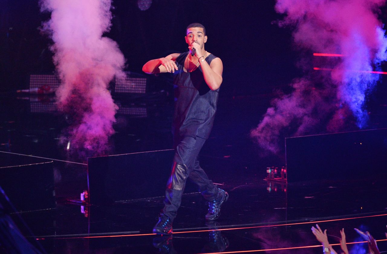Drake performed "Hold On, We're Going Home" and "Started From the Bottom."
