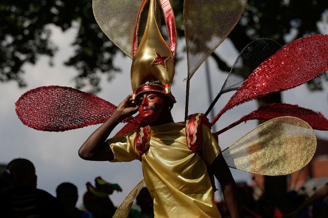A costumed reveler contributes to the carnival scenery in London on August 25.