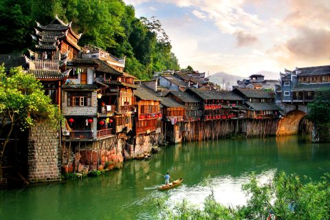 Every year, armies of young backpackers flock to the ancient town of Fenghuang (which literally means "Phoenix") in Hunan province, for its rich Miao and Tujia ethnic culture as well as a glorious photo opportunity.