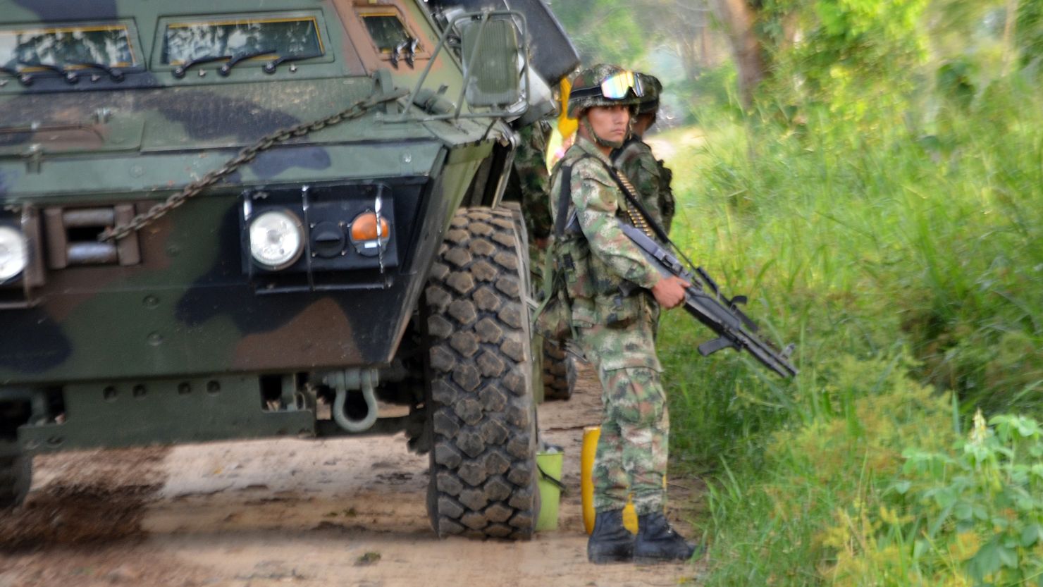 A Colombian soldier stands guard in the town of Tame, Arauca department, on August 25, 3013.