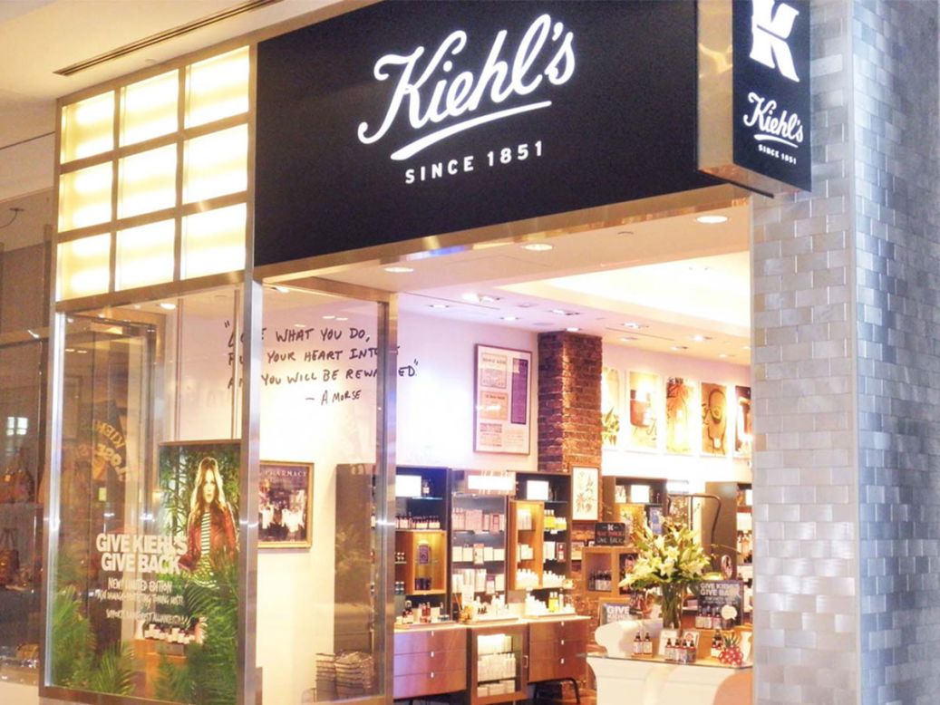 El escaparate de Kiehl's en el Yorkdale Shopping Center de Toronto está adornado con ladrillos de Bio-Luminum.