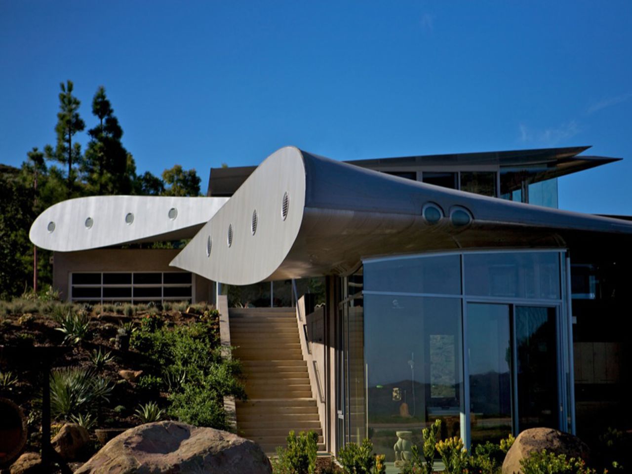 El arquitecto David Hertz diseñó el techo de esta casa  en Malibú a partir de las alas de un Boeing 747 para un cliente que pidió formas curvilíneas y femeninas.