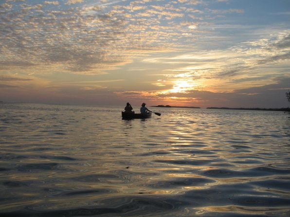 Florida Bay, covering 850 square miles, is located between the mainland and the Florida Keys. 