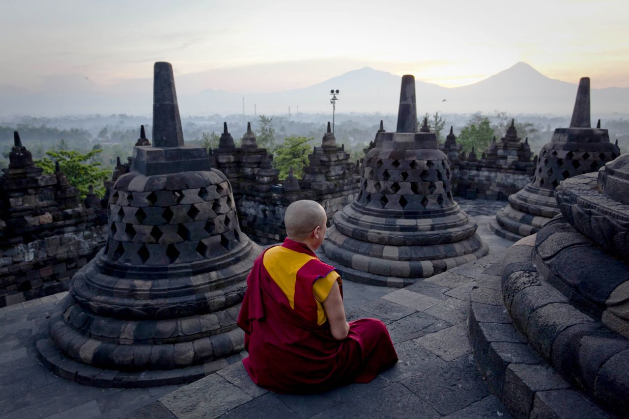 Ver cómo el sol se levanta sobre cientos de estupas y Budas en Borobudur antes de que el público descienda en grupos a perturbar la paz es una de las experiencias más especiales del mundo.<br />