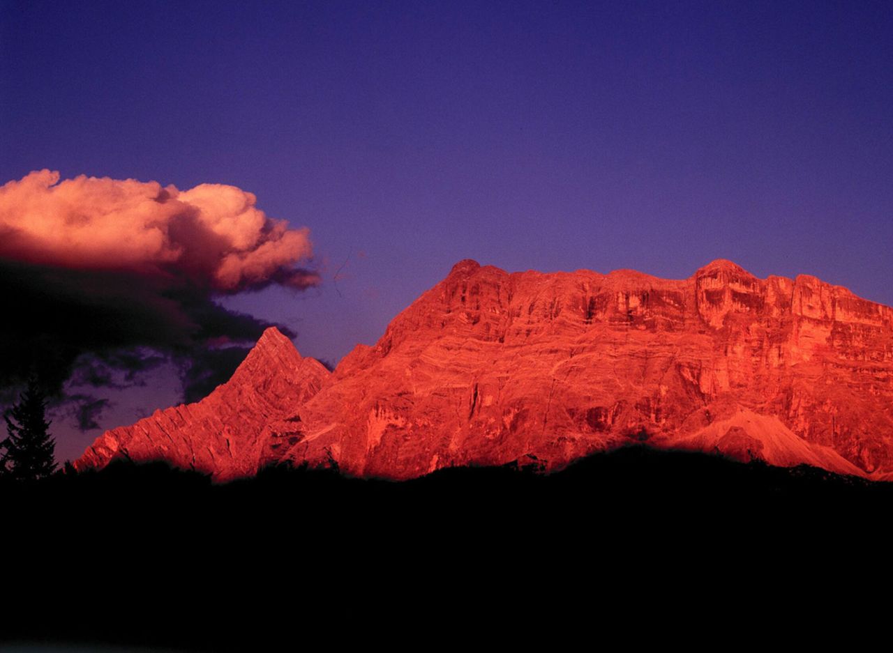 El atarceder en Las Dolomitas - que recientemente fueron declaradas por la UNESCO como patrimonio de la humanidad - es un tiempo en el cual ocurre un fenómeno natural único conocido como el arrebol alpino, en el que la cara de la roca que da hacia el este se vuelve de color rojo intenso, con los últimos rayos de sol.