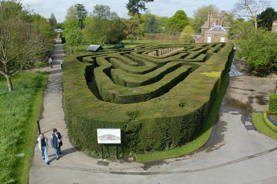 In 1700, William III commissioned the trapezoidal labyrinth which remains the largest and most famous of its kind in England. 