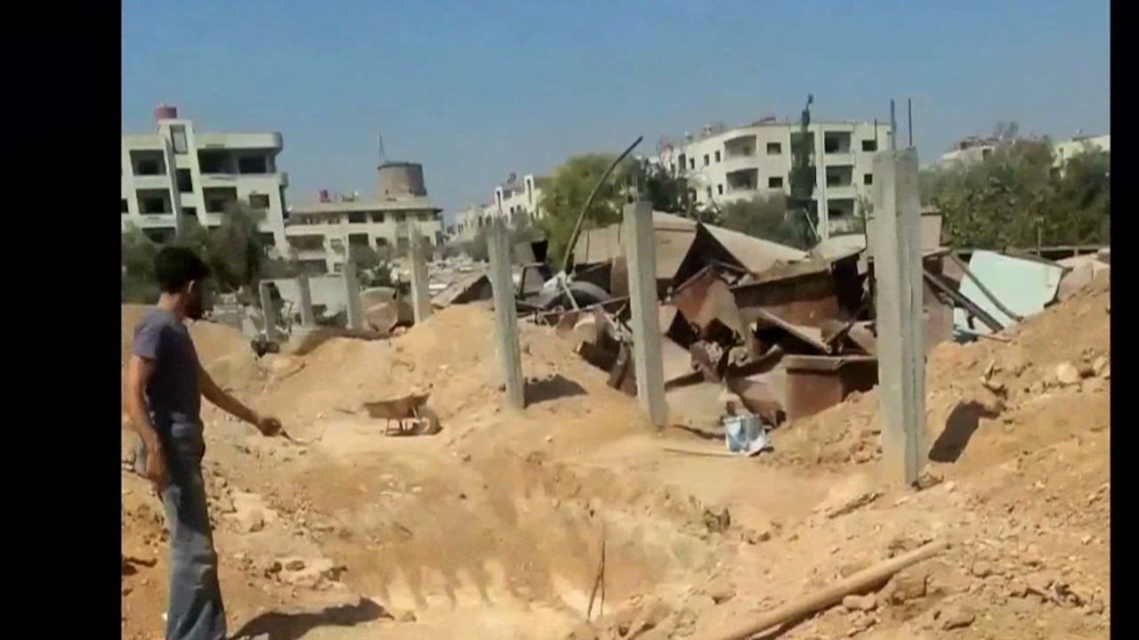 pkg pleitgen syria damascus suburbs_00000514.jpg