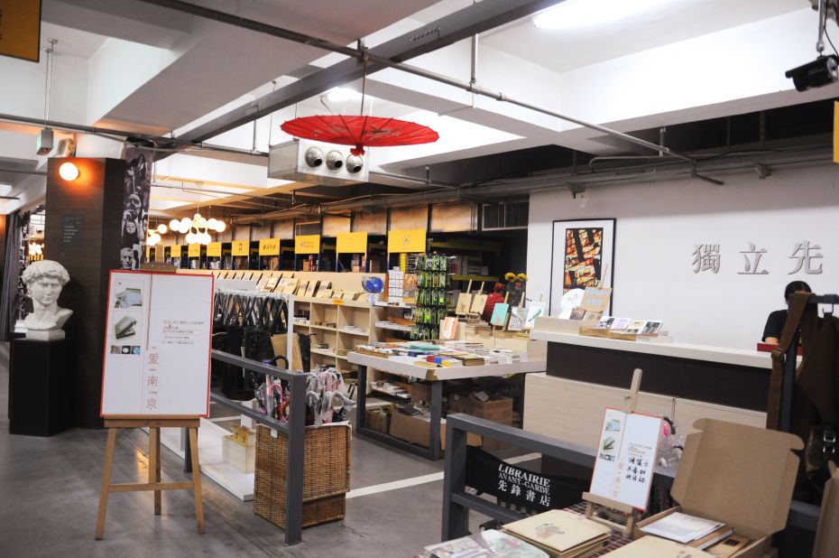 Librairie Avant-Garde includes a creative workshop where local designs are sold. Some compare Librairie Avant-Garde's diversified cultural experience to the Taiwanese creative book shop, Eslite.