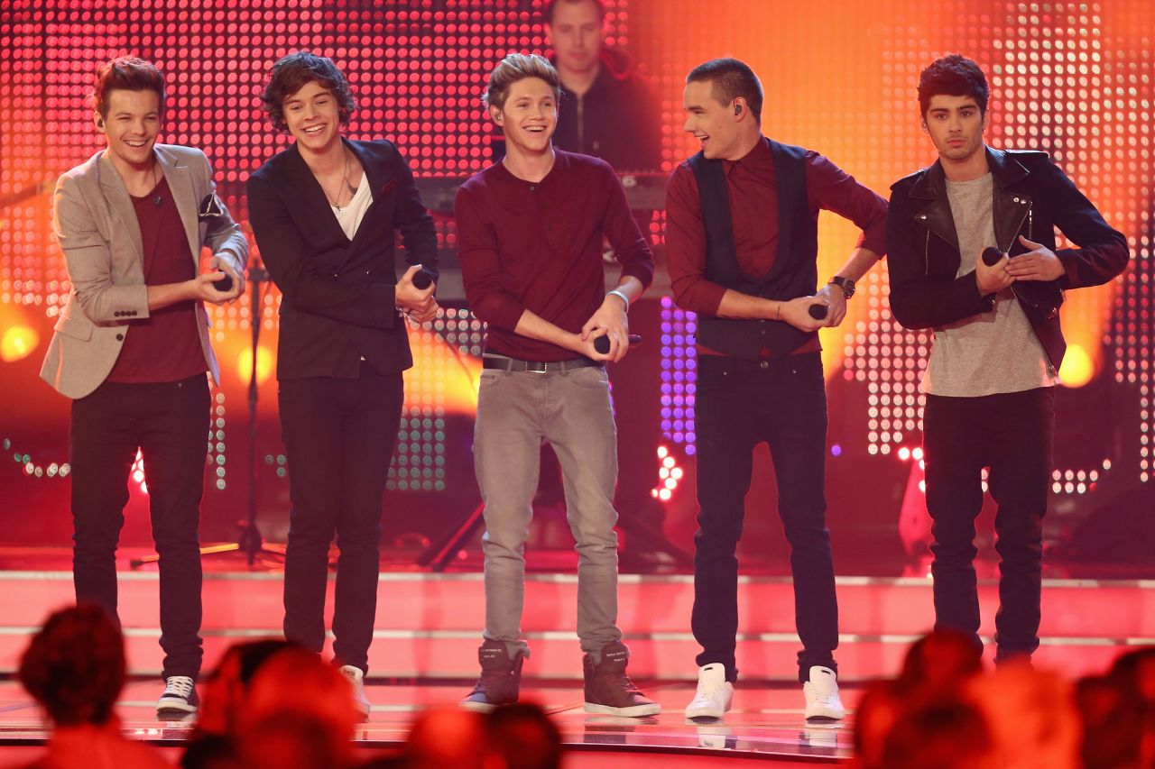 Which One Direction member recently signed a deal to join a British soccer team on noncontract terms?