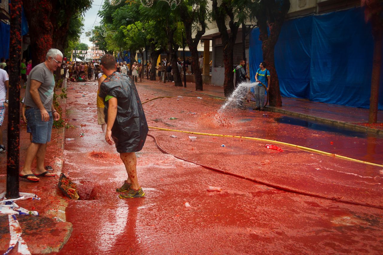After one hour, water cannons signal the end of the battle, and the streets are washed down with fire trucks.