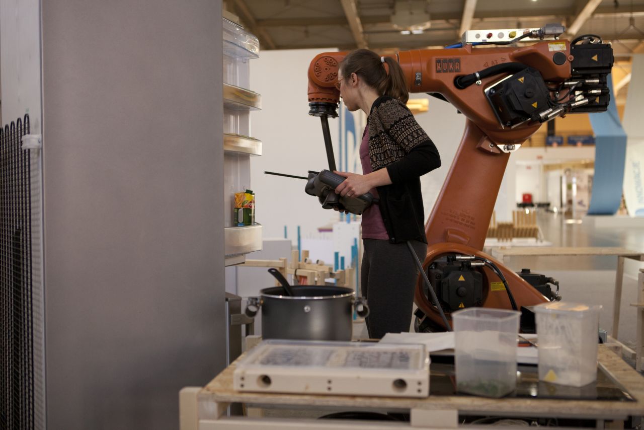 Un equipo de la escuela Poznans School of Form inventó a 'KUKA', un robot que puede imprimir galletas en 3D.