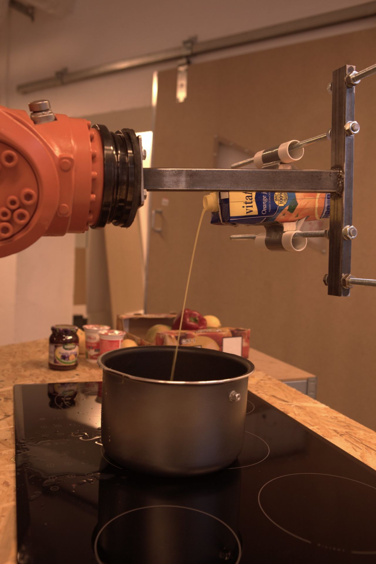 'KUKA' es parte del proyecto 'Cocinemos el futuro', que explora cómo lo robots pueden ser usados para reemplazar a los chefs humanos.