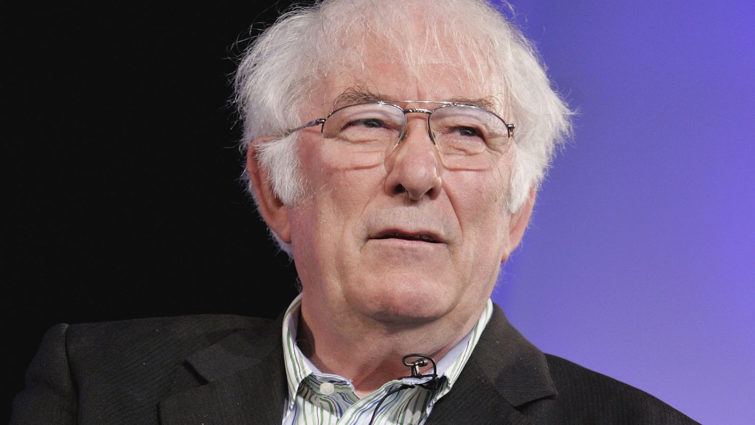  	HAY-ON-WYE, UNITED KINGDOM - MAY 29: Poet Seamus Heaney reads from his new book of poetry, District and Circle, at the Guardian Hay Festival on May 29, 2006 in Hay-On-Wye, England. (Photo by Chris Jackson/Getty Images) 