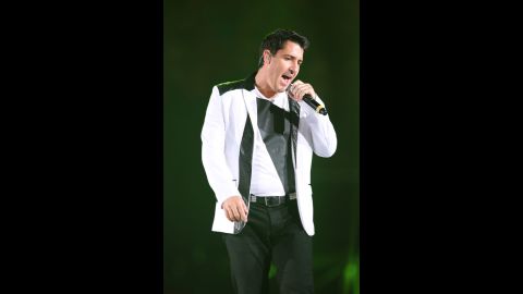 Fans are usually ticked when a performer pulls out of a gig, but when Jonathan Knight did it in April 2013, concertgoers were just concerned. The New Kids on the Block member, seen in July, was performing in New York with his reunited bandmates when some of the audience began to notice that Jon was "visibly out of sync" with the rest of the group. When the other members tried to encourage him to sing, he lost his nerve and <a href="http://www.cnn.com/2013/04/05/showbiz/music/jonathan-knight-walks-off-concert">walked off stage</a>. Later, Jon tweeted a simple apology to his fans: "I'm sorry......"