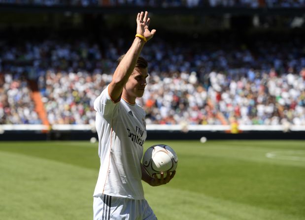 Gareth Bale received a rapturous reception from thousands of Read Madrid fans at the Bernabeu on Monday.