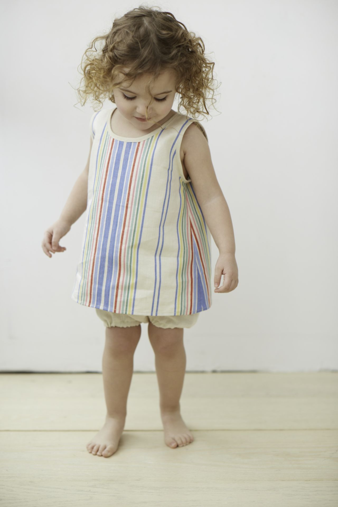 A smock or tunic has a slight A-line shape. !ts neck- and armholes are bound with<br />bias tape.