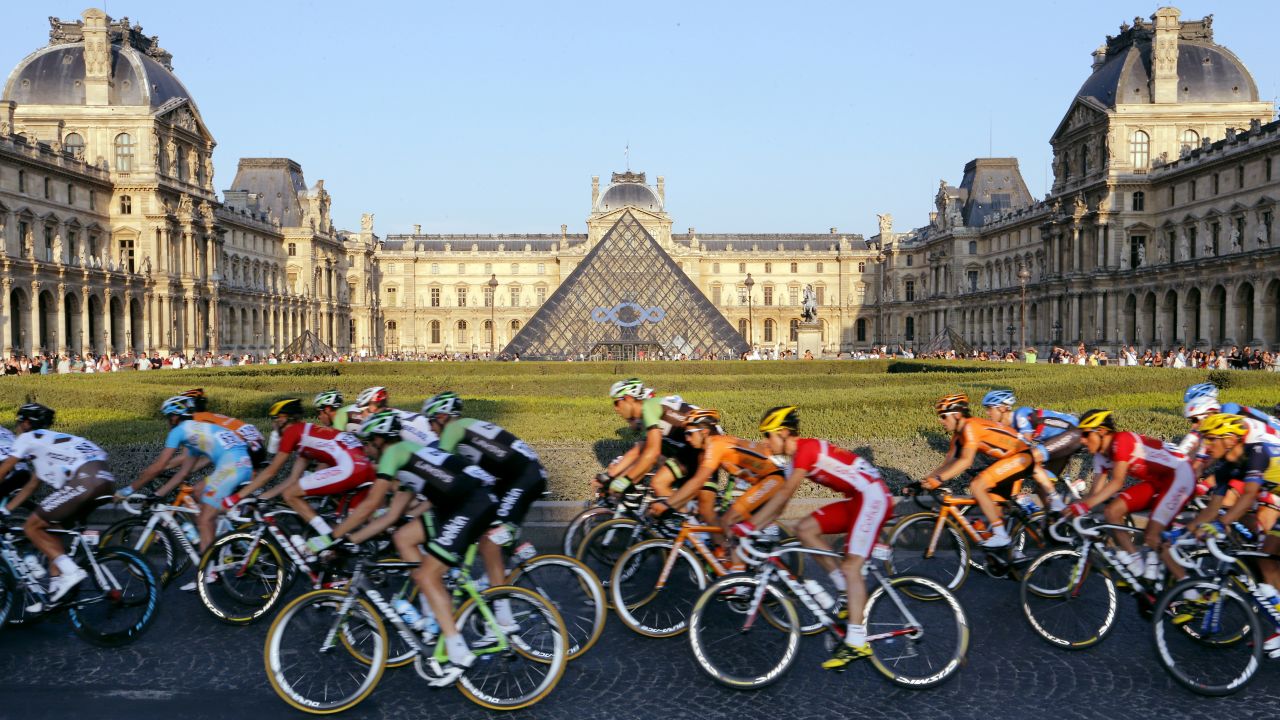 El Louvre se construyó durante el siglo XII como una fortaleza para la defensa de París ante invasores anglosajones. La expansión de Paris rápidamente ocupó el área, y se convirtió en un palacio real hasta el siglo XVIII, cuando se transformó en el museo que hoy día alberga obras maestras como la "Mona Lisa", "La Balsa de la Medusa", "Juramento de los Horacios" y muchas más.