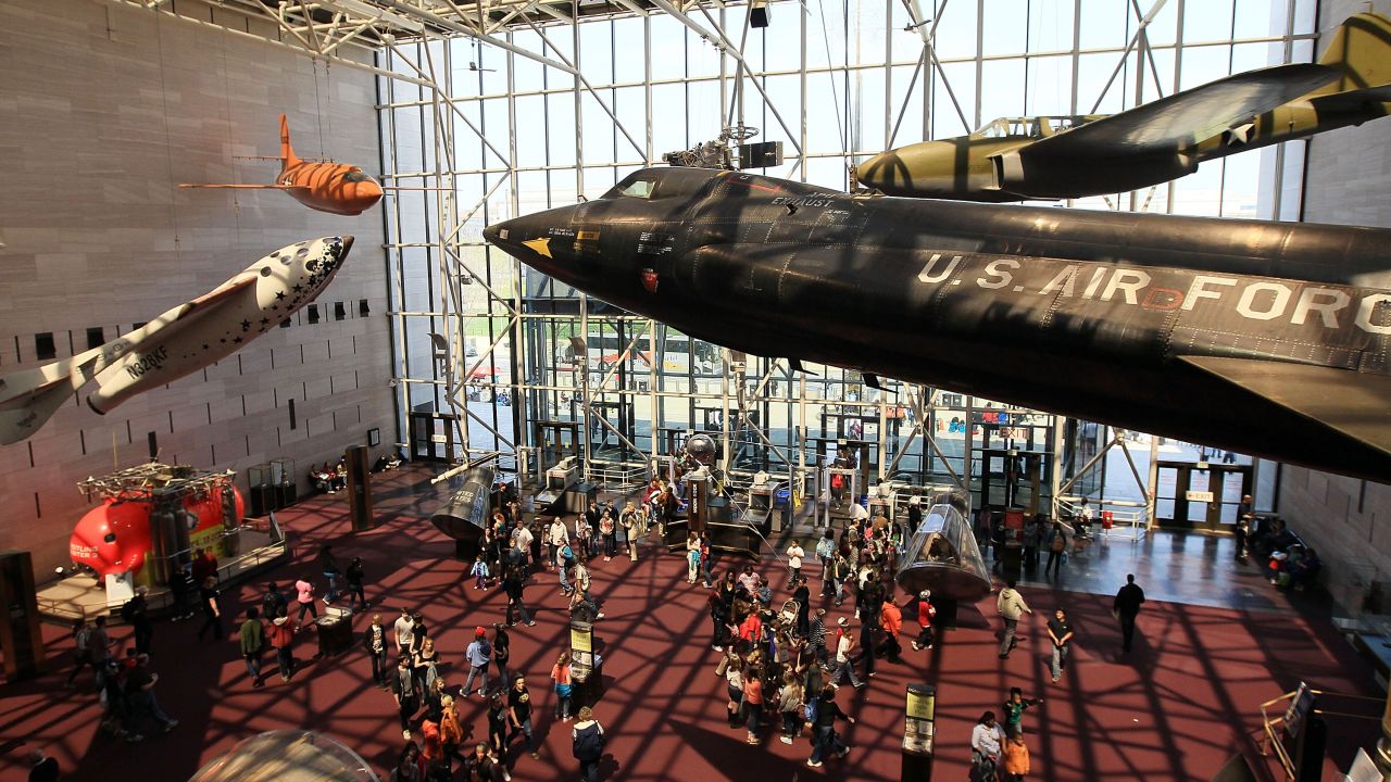 El National Air and Space Museum (Museo Nacional del Aire y el Espacio) es el más grande de los 19 museos del Instituto Smithsonian. Alberga aproximadamente 60.000 objetos relacionados con la aviación, obras de arte y materiales de archivo, incluyendo el avión Wright Flyer de 1903, el Spirit of St. Louis, de Charles Lindbergh, y el módulo de mando del Apolo 11.