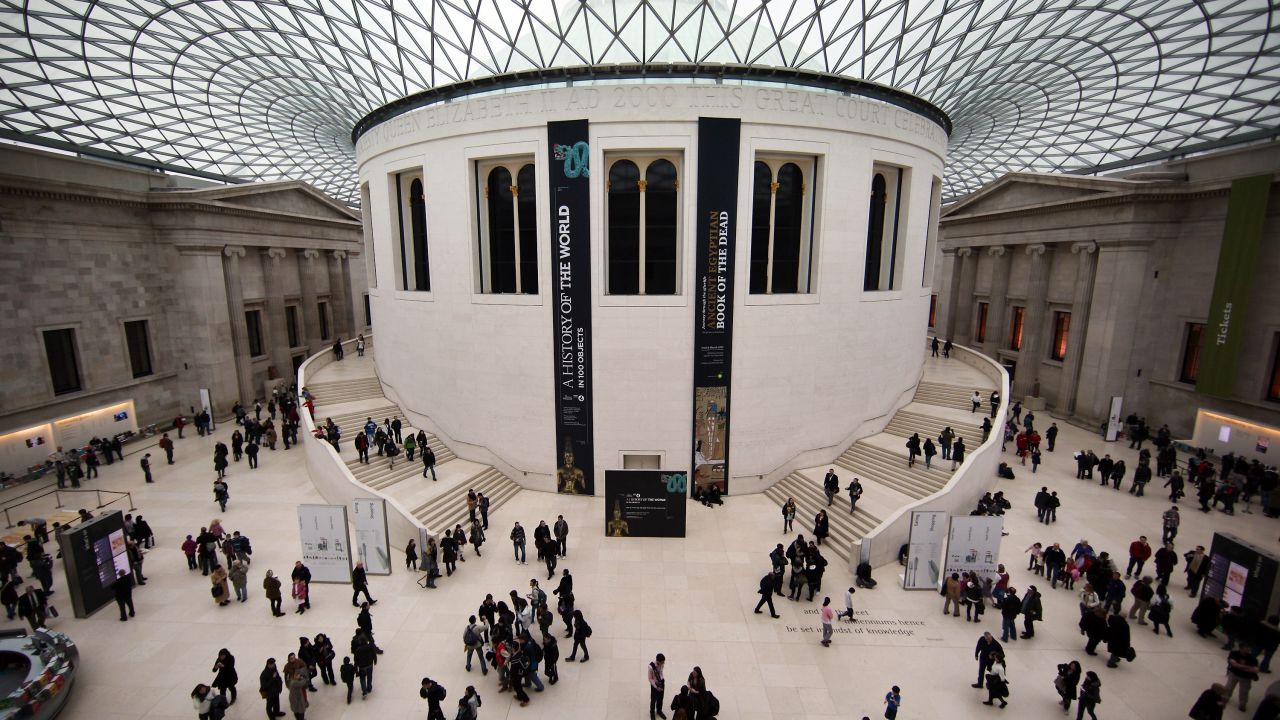 El British Museum (Museo Británico) se inició a mediados del siglo XVIII, de la colección personal de Sir Hans Sloane, y con excepción de las dos guerras mundiales, ha permanecido abierto desde entonces. Próximamente abrirá dos exhibiciones temporales :"Shunga: Sexo y Placer en el Arte Japonés" el 3 de octubre, y "Más Allá de El Dorado: Poder y Riquezas en la Antgua Colombia", el 17 de octubre.
