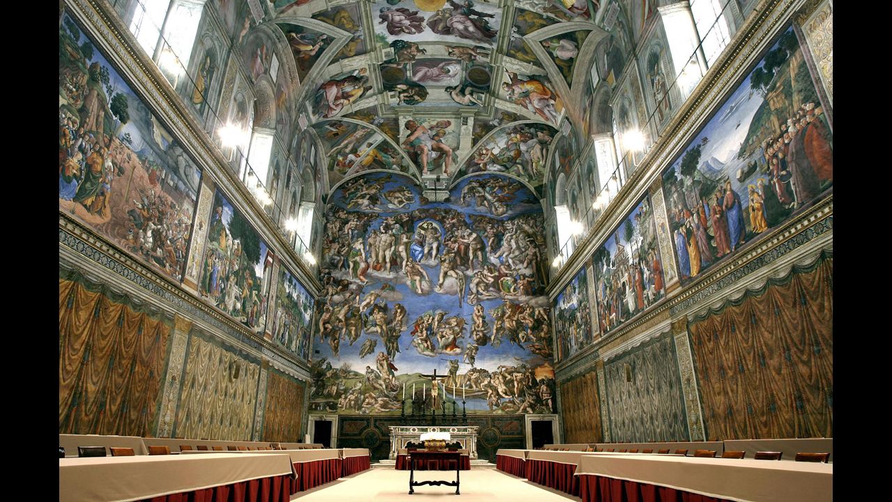 La decisión del Papa Julio II de exhibir una colección de esculturas al inicio del siglo XVI llevó a la apertura de los Museos Vaticanos. Las secciones de estos museos incluyen etnología, historia egipcia, historia etrusca, tapicería, cerámica, arte contemporáneo, la Capilla Sixtina y mucho más.<br />
