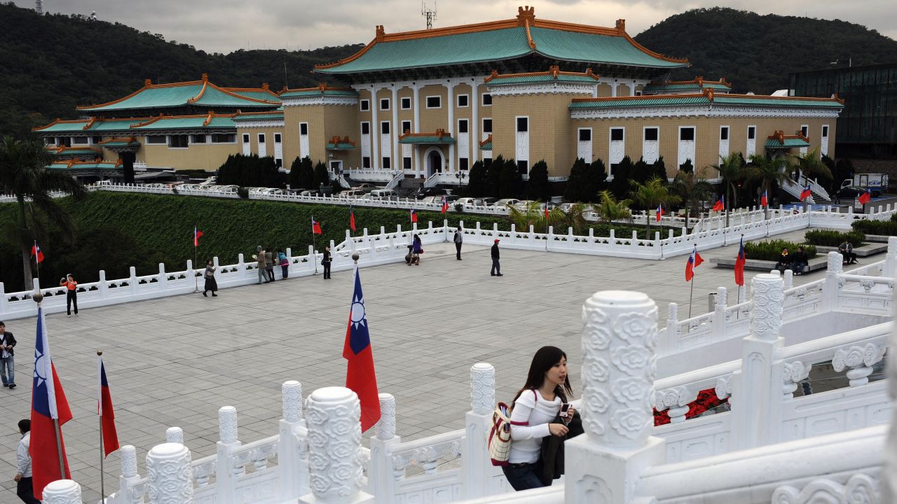La colección de artefactos del National Palace Museum (Museo Nacional del Palacio) inició con las grandiosas posesiones del último emperador Puyi de China. Para evitar que fueran destruidas durante múltiples guerras, las colecciones fueron enviadas por toda China antes de que fueran reunidas otra vez en Taiwán.<br />
