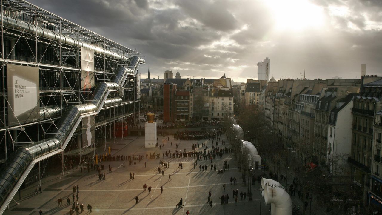 El Centro Pompidou se inauguró en 1977, y alberga el museo de arte moderno de Francia. Se vincula mucho con la biblioteca de información pública.<br />