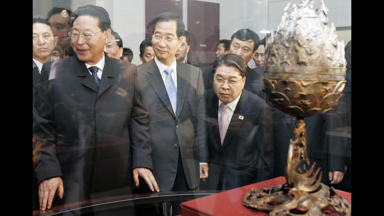 El Museo Nacional de Corea abrió sus puertas en su nueva ubicación en el 2005, pero sus orígenes se remontan a 1909 y a la apertura del primer museo estilo occidental, el Museo Imperial Coreano. Alberga más de 12.000 piezas que componen exhibiciones de prehistoria, historia antigua y arte asiático, e incluyen caligrafía, pinturas, esculturas y artesanías.<br />