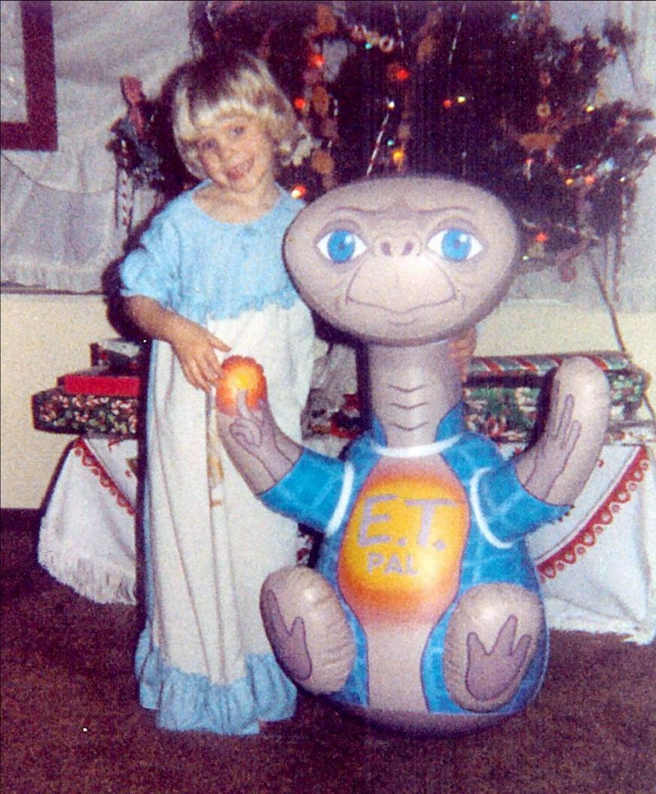 The movie "E.T." came out in 1982, and Janie Lambert's<a href="http://ireport.cnn.com/docs/DOC-1021466"> 5-year-old, Jennie,</a> was enthralled. If there was a full or almost-full moon, the little girl would look out the window to see if she could spot the alien. 