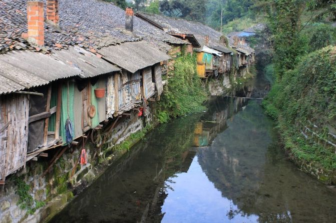 The river town of Shibanxi is where the line begins. Tourist trains start in Yuejin. 