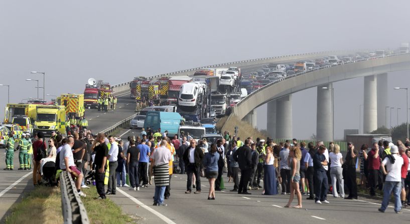 Decenas de personas acudieron al lugar del accidente.