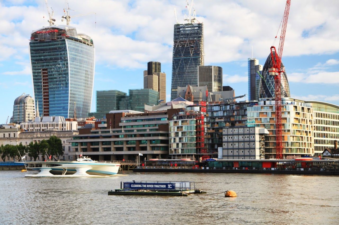 El navío de 16 millones de dólares lucía impresionante mientras navegaba bajo el Puente de la Torre en Londres.