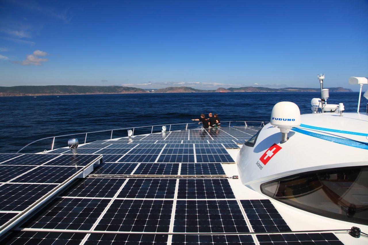El crucero de 60 toneladas cuenta con una cubierta expandible de más de 500 metros cuadrados equipados con paneles solares y está completamente alimentado por el sol.