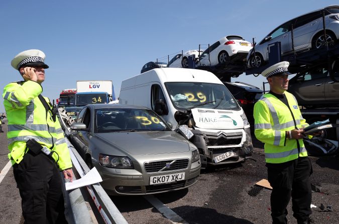 Más de 30 personas fueron llevadas a hospitales y varias más recibieron tratamiento en el lugar del accidente, según el servicio local de ambulancias.