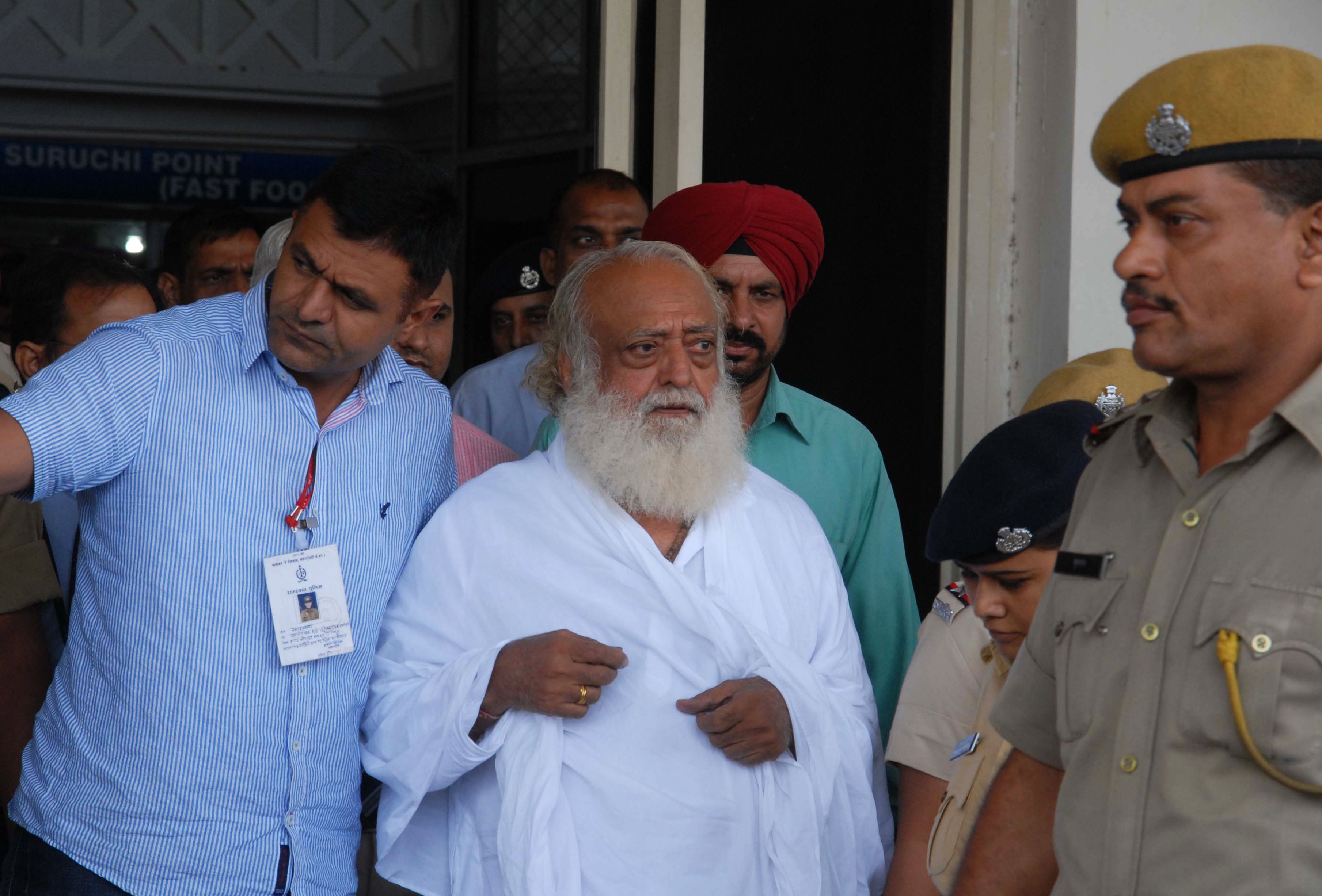 3618px x 2454px - Holy man castrates self after India guru Asaram Bapu arrested for raping  16-year old | CNN