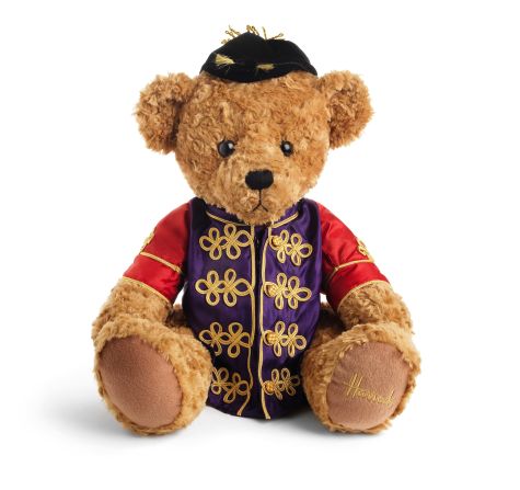 Oportunamente, el año anterior el príncipe Jorge también recibió un oso de peluche que lleva la misma chaqueta de seda del grupo promocional Great British Racing que usan los jockeys de la reina.