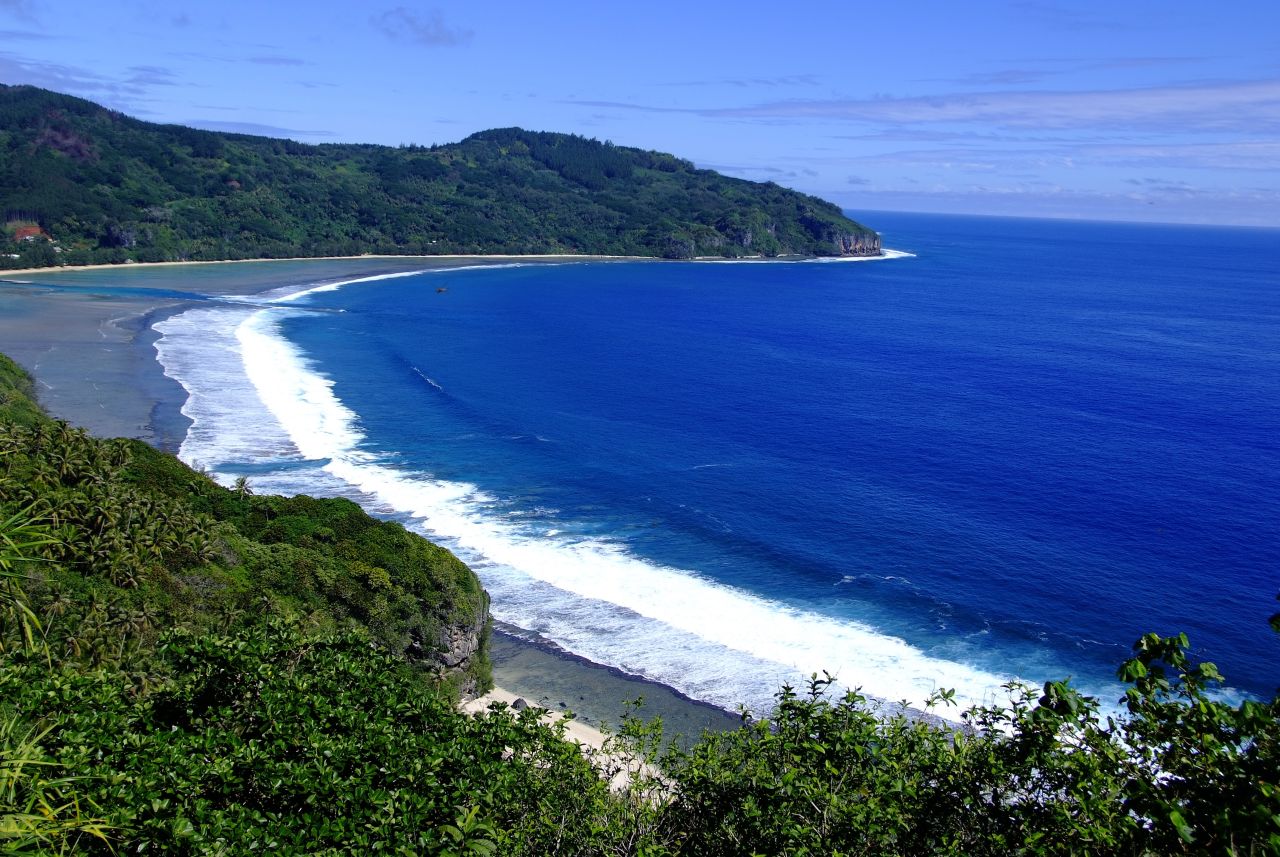 Better known as the Island of Whales, Rurutu is encircled by tall cliffs of ancient coral. The natural arena attracts mating humpback whales every year from July to August. 