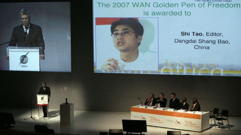 The president of the World Editor Forum, George Brock, announces the Golden Pen for Freedom award to Shi Tao in 2007.