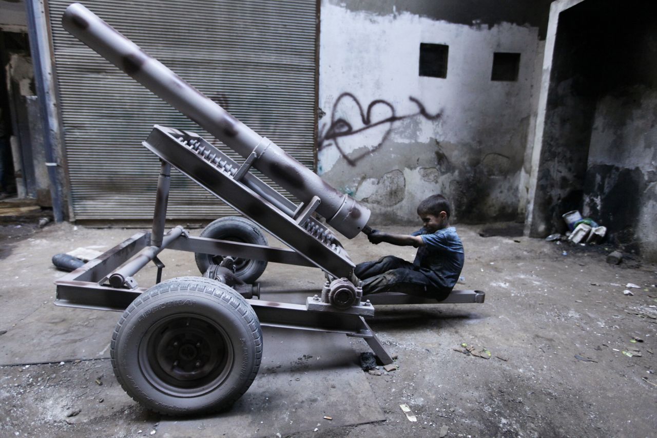 Issa fija un lanzador de mortero en la fábrica de armas de Aleppo.